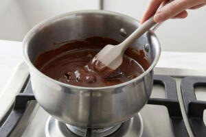 ذوب کردن شکلات در تهیه موس شکلات و خرمالو