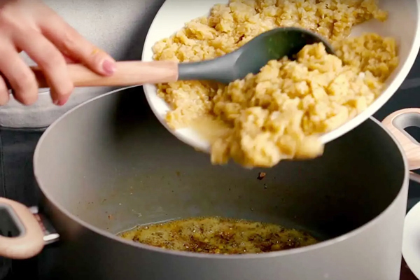 پخت حبوبات و ترخینه برای تهیه آش ترخینه اراکی