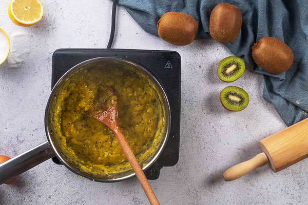 پخت پوره در قابلمه برای لواشک کیوی 