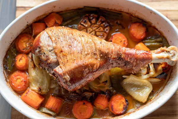 پخت ژیگو بوقلمون در قابلمه همراه با سبزیجات 