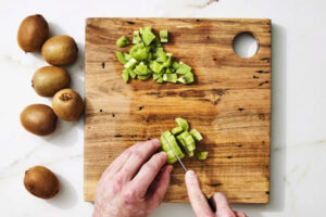 خرد کردن کیوی برای لواشک