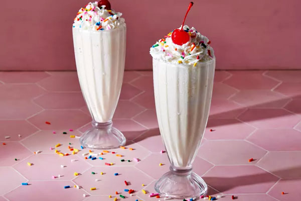 میلک شیک وانیل در لیوان