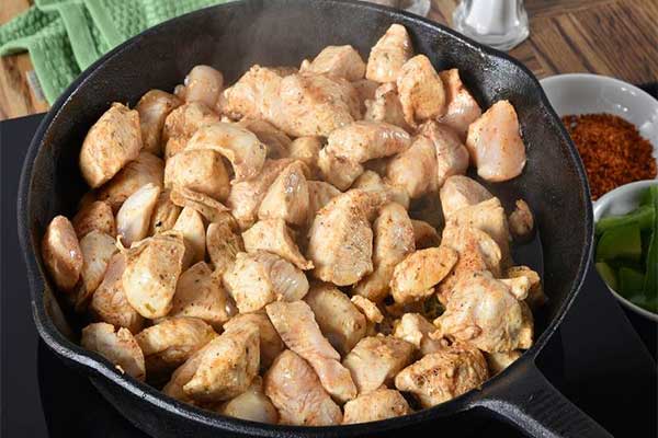 تفت دادن پیاز و مرغ