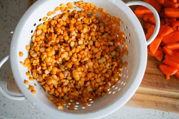 طرز تهیه خورش دوغ پا مرحله اضافه کردن لپه