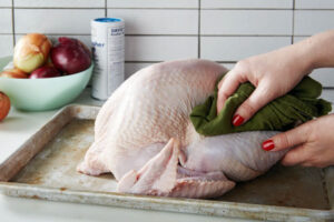 خشک کردن گوشت بوقلمون با دستمال