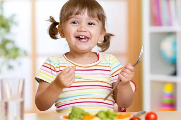 خوردن انواع غذا برای تقویت مغز کودک ضروری است