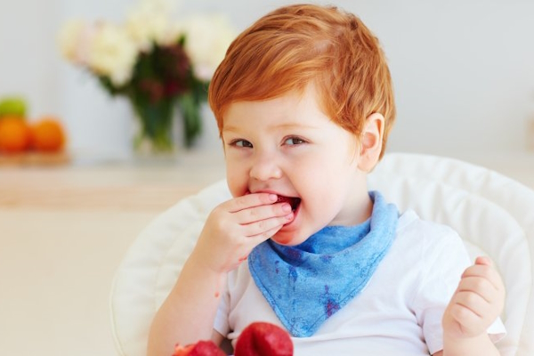 کودک در حال خوردن مواد مغذی