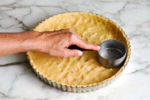 پخش کردن خمیر تارت در قالب