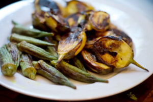 بامیه و بادمجان سرخ شده در بشقاب برای تهیه خورشت بادمجان با بامیه