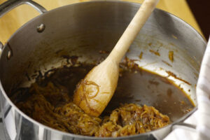 پیاز سرخ شده با ادویه برای پخت خورشت بادمجان با بامیه