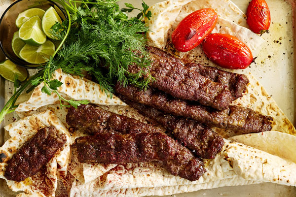 سرو کباب کوبیده با نان و گوجه فرنگی کبابی