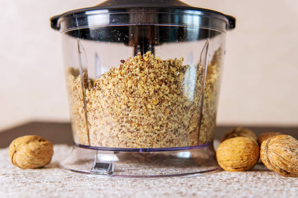 آسیاب کردن گردو برای تهیه فسنجان مرغ