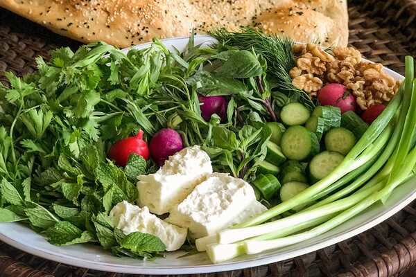 نان و پنیر و سبزی ایرانی