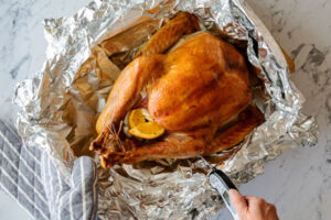 جدا کردن فویل از بوقلمون برای تهیه ژیگو