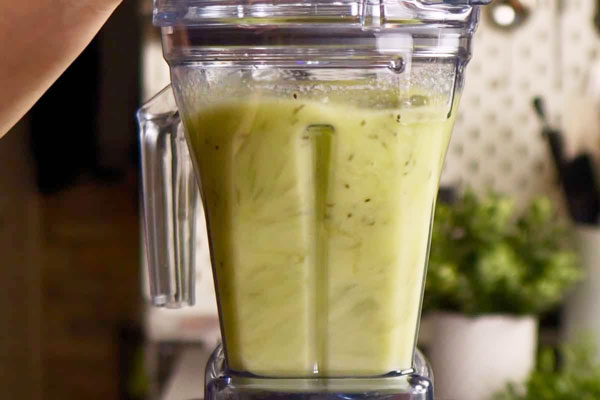 پوره کردن کیوی با مخلوط کن برای لواشک کیوی 