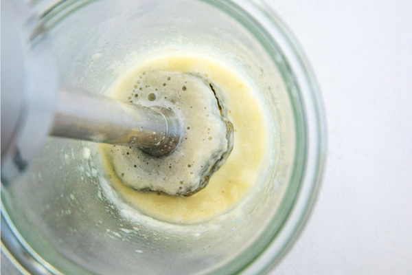 مخلوط کردن سیر پخته، پوست لیمو ترش، آب لیموترش و نمک در تهیه ماست موسیر