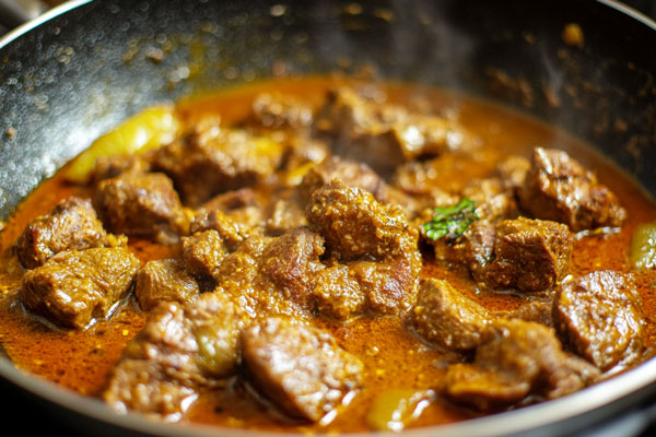 پخت اولیه گوشت خورشت بادمجان با بامیه