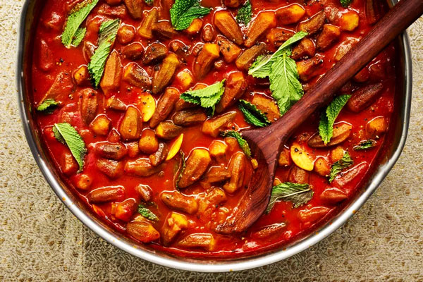 خورشت بادمجان با بامیه پخته شده در قابلمه