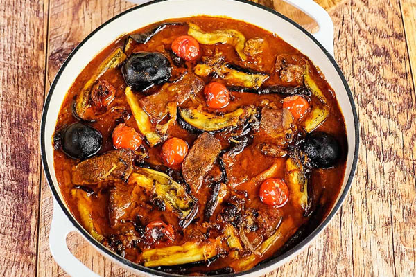 خورشت بادمجان با بامیه در قابلمه