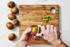 پوست کندن کیوی با پوست کن برای لواشک