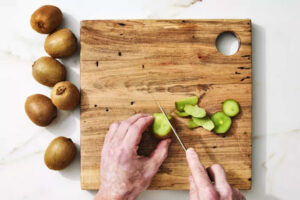 پوست کندن کیوی با چاقو برای لواشک کیوی