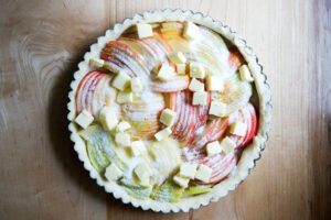 ریختن کره مکعبی روی تارت سیب