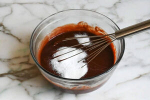 ریختن شکر در گاناش شکلاتی