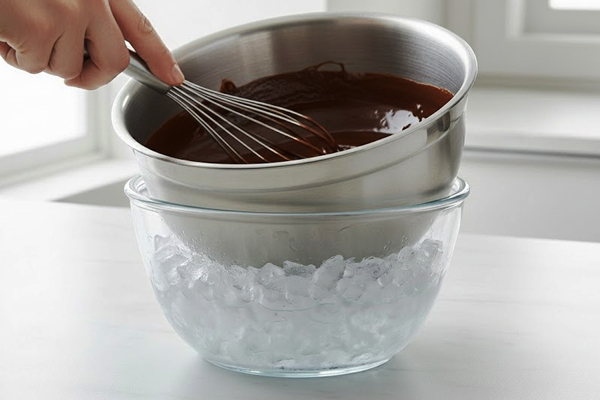 ریختن مخلوط شکلات موس در ظرف کاسه یخ