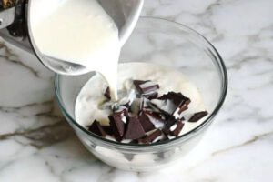 ترکیب خامه و شکلات برای تارت