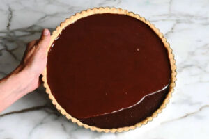 صاف کردن گلیز روی تارت شکلاتی