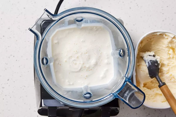 میلک شیک وانیل در مخلوط کن