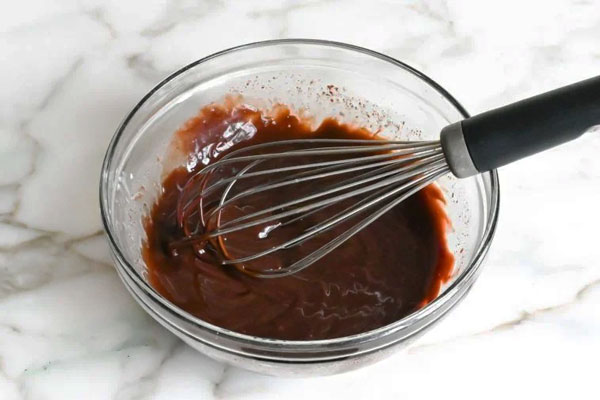 آماده کردن گلیز شکلاتی تارت