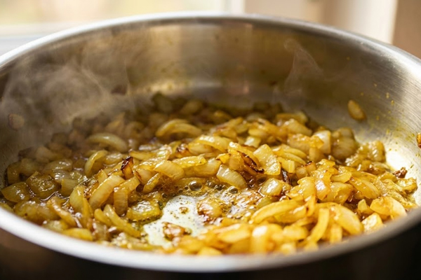 آماده کردن پیازداغ در تهیه فسنجان با مرغ برای ۴ نفر