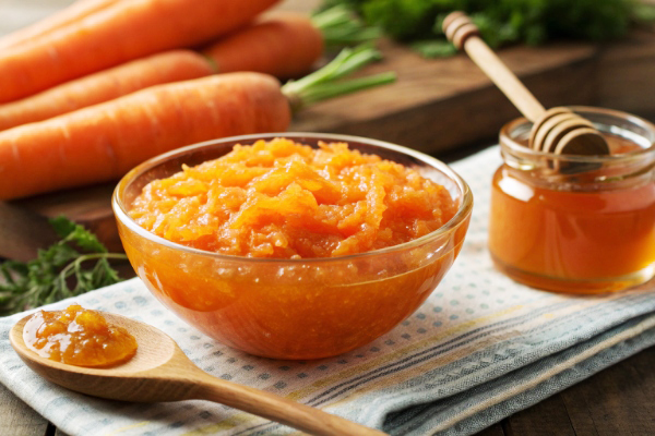 یک کاسه مربا هویج با عسل