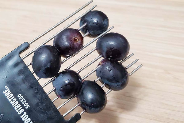 سوراخ کردن انگور برای خشک شدن کشمش