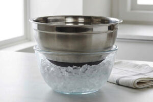 قراردادن ظرف روی یخ برای تهیه موس شکلات و خرمالو