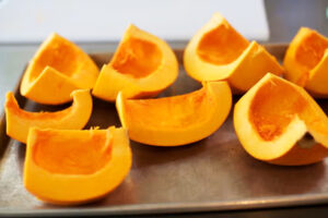 گذاشتن برشهای کدو حلوایی در فر