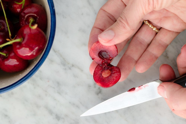 بیرون آوردن هسته گیلاس برای تهیه سس گیلاس