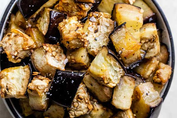 پختن بادمجان‌ها در فر