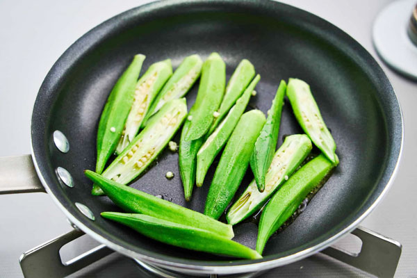 تفت دادن بامیه در تابه برای خورشت بامیه در زودپز