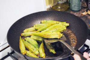 تفت دادن بامیه در تابه برای خورشت بادمجان با بامیه