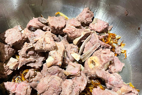 تفت دادن گوشت گوسفند با پیاز برای خورشت بادمجان با بامیه