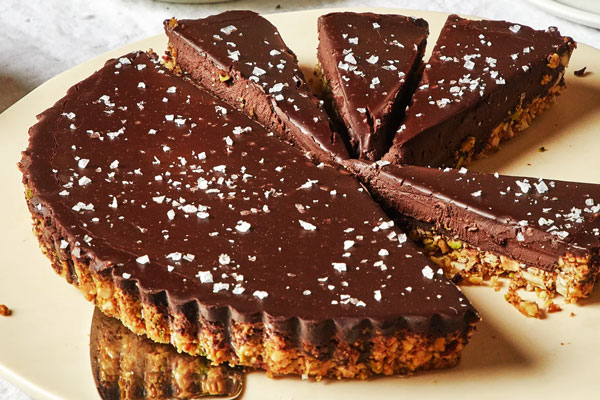 تارت شکلاتی تزیین شده با فندق