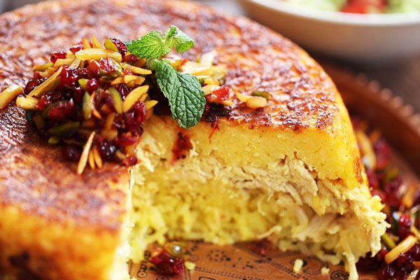 سرو ته چین مرغ تزیین شده با زرشک و خلال پسته 