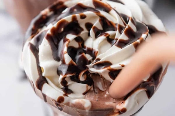 سرو کردن میلک شیک با تزیین سس شکلات