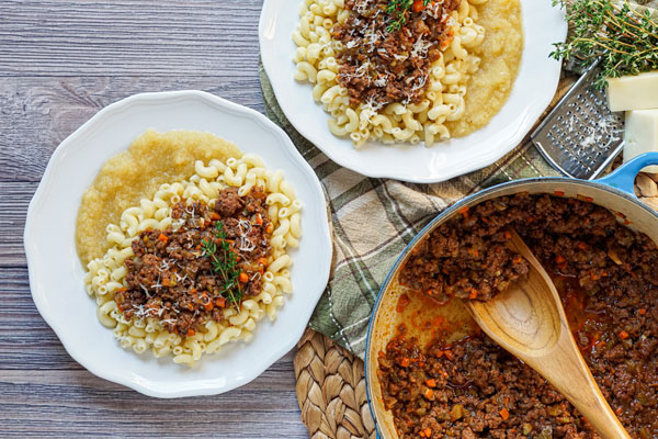 سرو ماکارونی شکل دار با سس گوشت و سبزیجات 