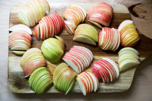 خرد کردن سیب فرانسوی برای تهیه تارت