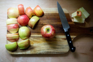 خرد کردن سیب برای تارت سیب