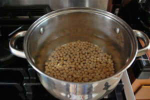 خیساندن نخود برای آش اراکی