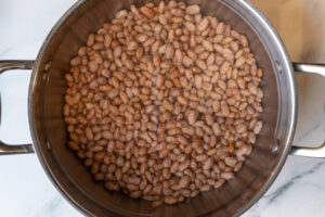 خیساندن لوبیا چیتی برای تهیه آش ترخینه اراکی